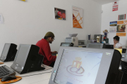 Un hombre accede a internet  en uno de los telecentros de la provincia.-ECB