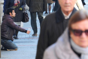Un hombre pide limosna en una calle de la capital burgalesa.-ISRAEL L. MURILLO