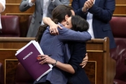 Pablo Iglesias e Irene Montero se abrazan tras la intervención del líder de Podemos en la moción de censura en el Congreso.-JUAN MANUEL PRATS