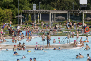 La piscina de San Amaro, muy concurrida de bañistas que acudieron a refrescarse coincidiendo con la ola de calor. S. OTERO