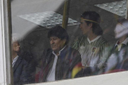 El presidente de Bolivia, Evo Morales, saluda al público que asistió ayer al partido de fútbol entre Boliiva y Argentina en La Paz.-AFP / JUAN MABROMATA