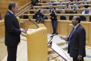 El nuevo senador de ERC, Robert Masih Nahar, jura su cargo en el Senado ante el presidente Pio García-Escudero.-Juan Carlos Hidalgo
