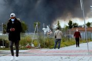 Vecinos de Seseña pasean por el pueblo con mascarillas debido al incendio del mayor cementerio de neumáticos de Europa-DAVID CASTRO