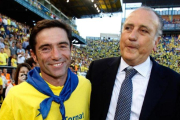 Marcelino García Toral y Fernando Roig celebran el ascenso a Primera, en el 2013.-EL PERIÓDICO