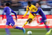 Dembelé trata de irse de dos jugadores del Leganés.-EFE / RODRIGO JIMÉNEZ