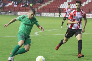 Zabaco trata de frenar a Juanma en el choque entre Logroñés y Burgos CF. ECB