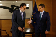 Mariano Rajoy y Albert Rivera se saludan al inicio de su encuentro, el miércoles en el Congreso.-AGUSTÍN CATALÁN
