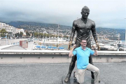 Un fan de CR7 se hace una foto junto a su estatua en Funchal, capital de Madeira.-FERRAN IMEDIO