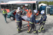 Efetivos de Bomberos trasladan a un ‘accidentado’.-ISRAEL L. MURILLO