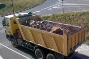 Ninguno de los camiones lleva su carga tapada por el preceptivo toldo.-ECB