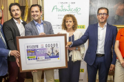 De la Rosa sostiene el cupón con la imagen del reloj ‘El Morito’ acompañado de Pérez y otros miembros de la ONCE.-SANTI OTERO