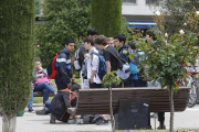 Un grupo de alumnos de secundaria charlan antes de entrar en el instituto.-RAÚL G. OCHOA