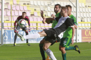 Fito Miranda golpea un balón en presencia de dos jugadores del Celta B en el choque de ayer en El Plantío-Raúl G. Ochoa