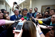 El ministro de Justicia, Rafael Catalá, da explicaciones sobre el mensaje a Ignacio González, el martes en los pasillos del Senado.-DAVID CASTRO
