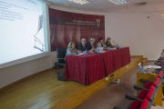 La alumna Teresa Alonso, doctora desde este lunes, presenta la tesis ante su tribunal.-ISRAEL L. MURILLO