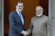 Mariano Rajoy recibe al primer ministro de la India, Narendra Modi, en la escalinata de la Moncloa.-AP / FRANCISCO SECO