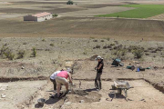 El equipo trabaja en la cata en la que se han encontrado los sillares del monumento funerario, ubicado en la ladera que en un futuro ocupará el Centro de Recepción con vistas al paraje.-S. O.