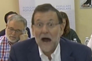 Captura de pantalla de Youtube de la cara de Mariano Rajoy cuando un militante del PP le confundió con el presidente de la República.-