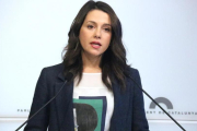 Inés Arrimadas, en rueda de prensa en la sala de prensa del Parlament.-BERNAT VILARO (ACN)