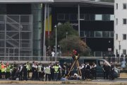 Protesta en la pista del aeropuerto de la City de Londres.-DANIEL LEAL-OLIVAS / AFP