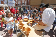 El alfarero atrajo la mirada de grandes y pequeños durante la mañana en la plaza de la Cecina, donde instaló su torno.-Raúl Ochoa
