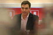 Pedro Sánchez encabeza la reunión permanente del PSOE en Ferraz-/ JOSÉ LUIS ROCA