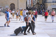 Visitantes y burgaleses pasean por la plaza del Rey San Fernando.-ISRAEL L. MURILLO