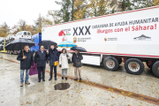 ‘Burgos con el Sáhara’ es el eslogan que la Caravana Solidaria lució en su partida desde el Paseo de Atapuerca.-ISRAEL L. MURILLO