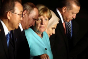 De izquierda a derecha, Ban Ki-moon, Vladímir Putin, Angela Merkel, Emine Erdogan y Recep Tayyip Erdogan.-REUTERS / DAMIR SAGOLJ / JONATHAN ERNST