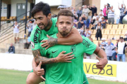 Pisculichi y Marcelo celebran el primer gol del brasileño.-BURGOS CF