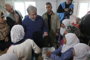 Antonio Guterres (centro), secretario general de la ONU, durante una visita al campo de refugiados de Zaatari (Jordania), el 28 de marzo.-EFE / SAHEM RABABAH