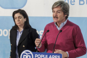Los diputados Sandra Moneo y Jaime Mateu, ayer, en la comparencia de prensa.-SANTI OTERO