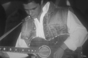 Alejandro Sanz, durante sus inicios como cantante y compositor. Imagen incluida en el libro de memorias #Vive.-AGUILAR