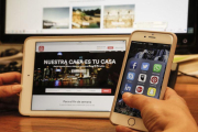 Un usuario consulta sus aplicaciones de redes sociales, en el móvil y en la tablet.-JULIO CARBÓ