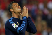 El jugador del Real Madrid Cristiano Ronaldo se lamenta de una ocasión fallada ante el Sevilla.-REUTERS / MARCELO DEL POZO