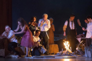 Momento de la versión en ópera de 'El ángel exterminador', de Buñuel, en el festival de Salzburgo.-MONIKA RITTERHAUS