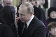 Putin consuela a la viuda del embajador ruso asesinado en Ankara, Andréi Kárlov.-ALEXEI NIKOLSKI / SPÚTNIK