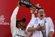Lewis Hamilton ducha en champaña a Peter Bonnington, uno de sus ingenieros en el equipo Mercedes. /-AP / MANU FERNÁNDEZ