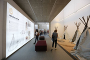 Exposición en el interior del Carex donde experimentar la prehistoria como hacer fuego, ver marcas de corte al microscopio o entrar en una cabaña.