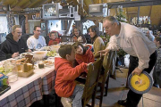 Una familia disfruta de una velada en un alojamiento rural.-ECB