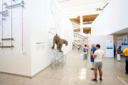 Turistas en el Museo de la Evolución este verano. Es la zona de acceso a las pastillas en cuyo interior se recrean los yacimientos y se exponen más de 200 fósiles originales de Atapuerca. SANTI OTERO