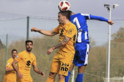 Borja Sánchez disputa un balón aéreo ante la mirada de Julio Rico y Aritz Borda.-RC DEPORTIVO