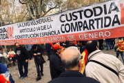 Pancarta contra la custodia compartida en una marcha constitucionalista en Barcelona, este viernes.-