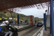 Vigilancia policial y acciones de los CDR en la C-32 y la AP-7, ayer y el domingo.-CDR / ACN (JULIA PÉREZ) / EFE (TONI ALBIR)