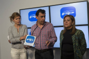 La candidata a la alcaldía, Clara San Damian, el presidente del PP, Fernando Martinez Maillo, y la candidata a las cortes, Rosa Valdeón, analizan los resultados de las elecciones-Ical