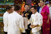 Carlos, coronado como ganador de la tercera temporada de 'Masterchef'.-Foto: RTVE