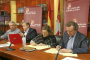 El consejero de la Presidencia, en primer término, estampa su firma en el acuerdo. A su derecha, Carmen Ámez (UGT) y Carlos Hernando (CSIF).-Ical
