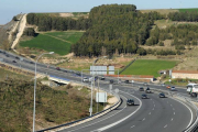 Estado del tráfico en el Nudo Landa en la tarde de ayer, durante las últimas horas de la operación retorno de las vacaciones de Semana Santa.-ISRAEL L. MURILLO