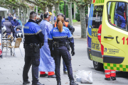Imagen de sanitariso y de agentes de Policía Local. ISRAEL L. MURILLO
