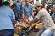 Los servicios de emergencia trasladan el cuerpo del joven Kluiver Roa, este martes en San Cristóbal.-Foto: REUTERS